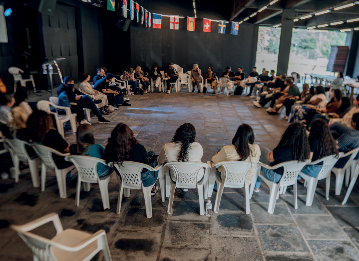 Foto do grupo reunido em uma sala