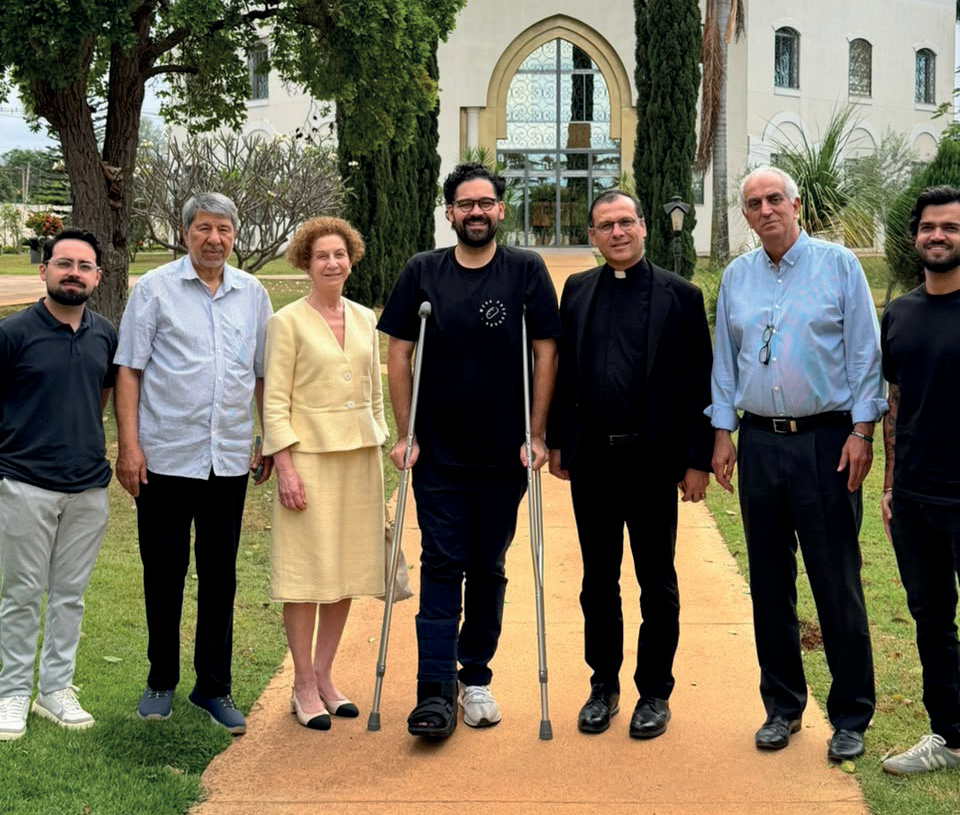 Grupo em frente a um prédio em Brasília